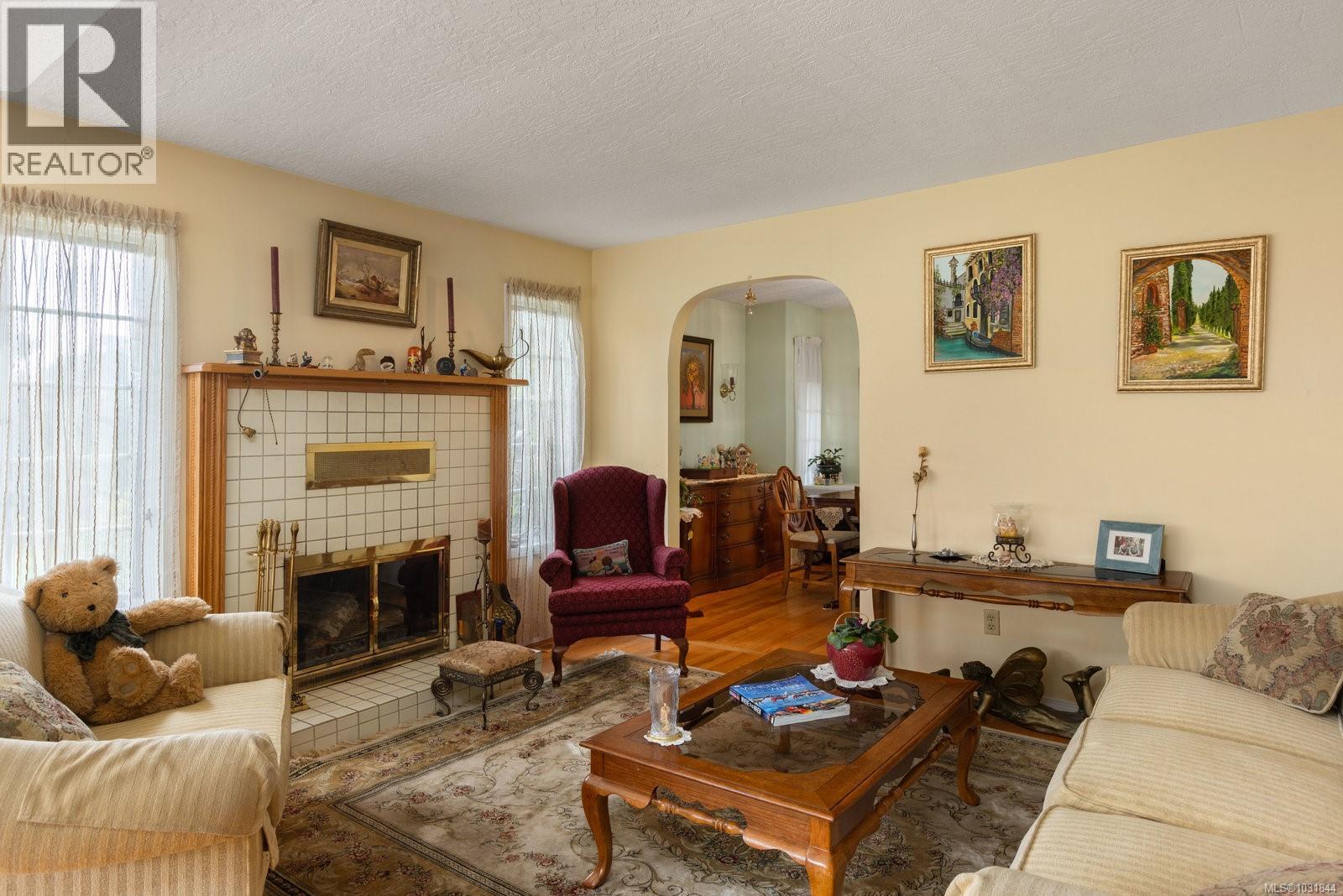  2832 Cadboro Bay Road, Oak Bay