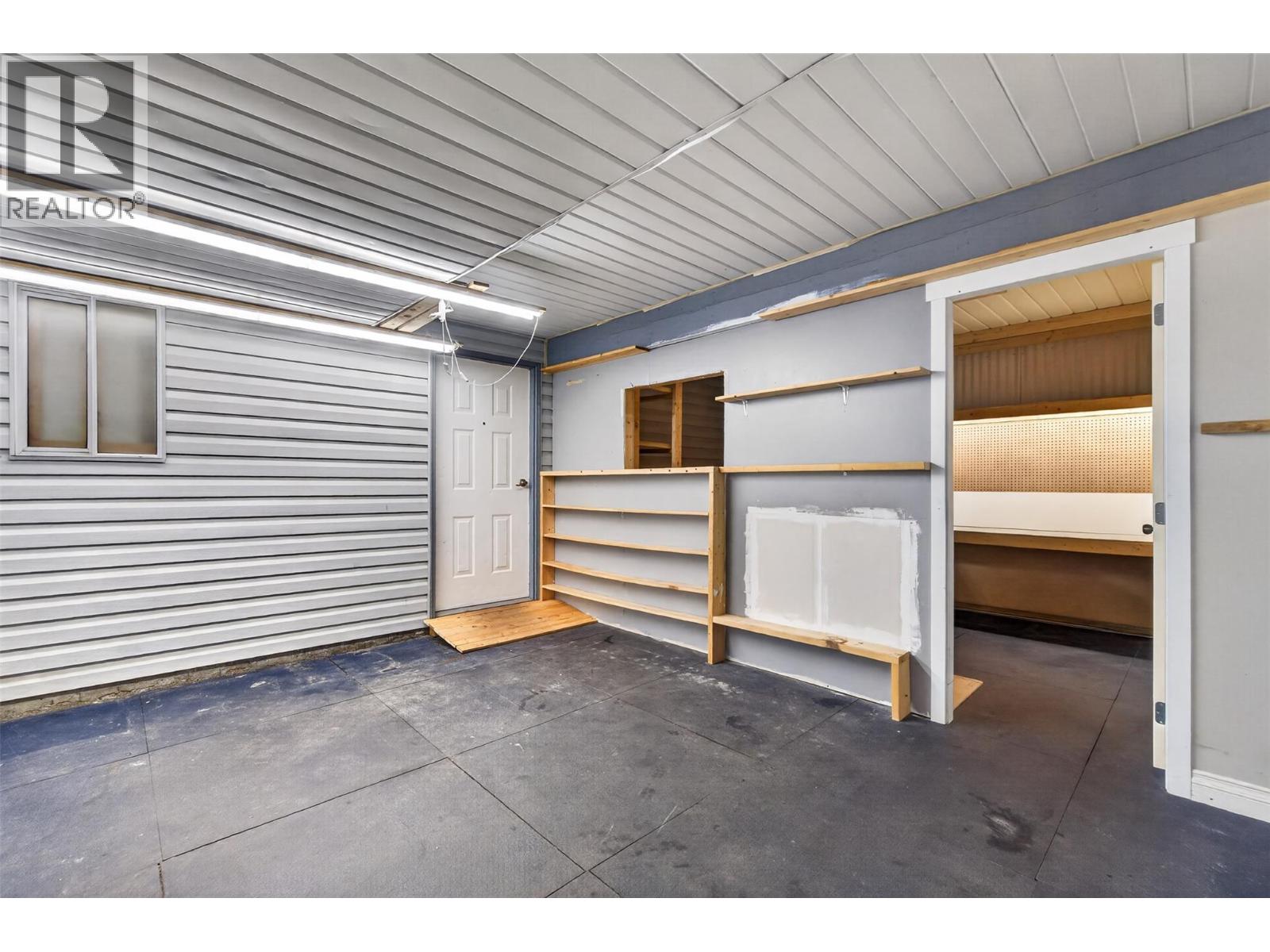 1453 OKANAGAN AVENUE NE - 52