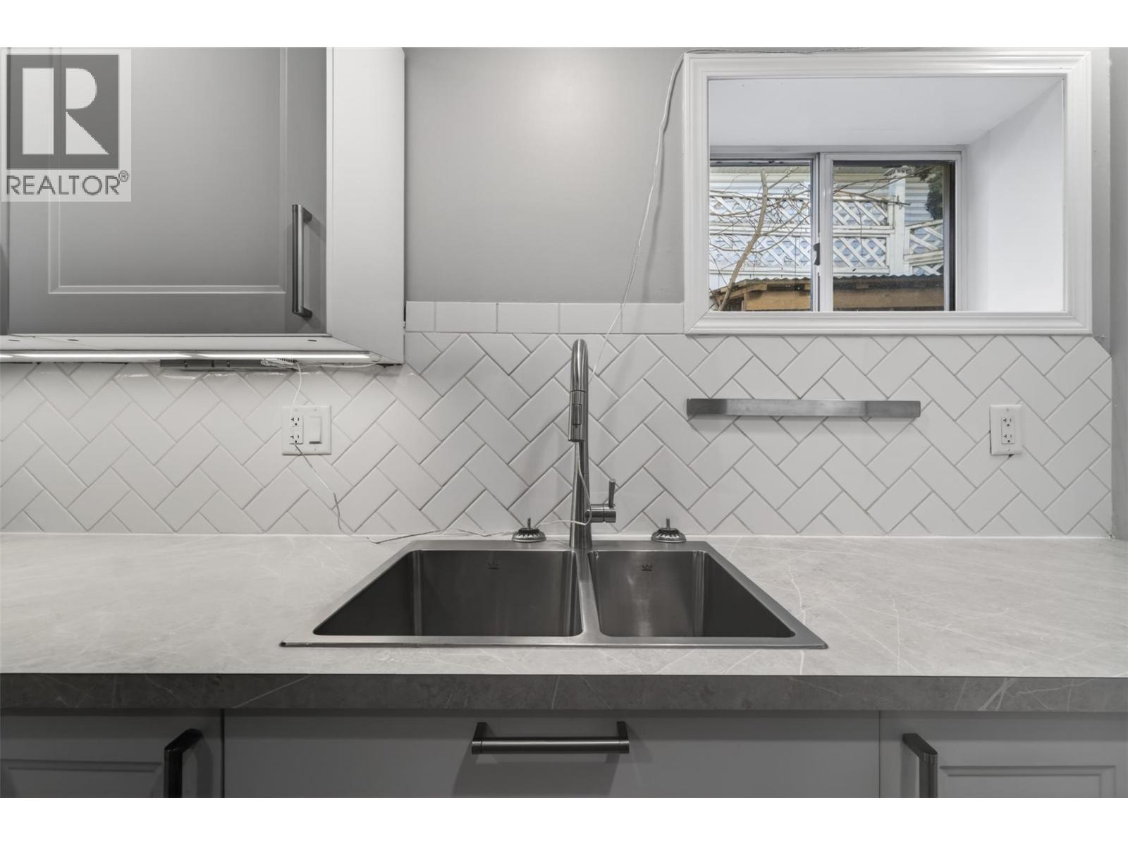 1453 OKANAGAN AVENUE NE - 34