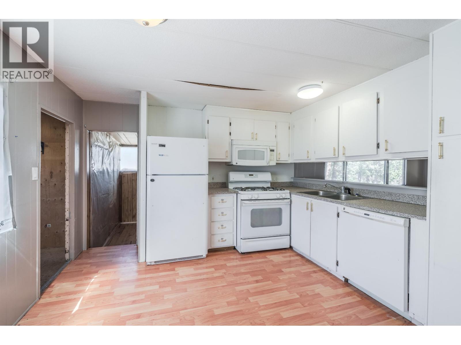 5469 SAUNDERS CRESCENT - 3