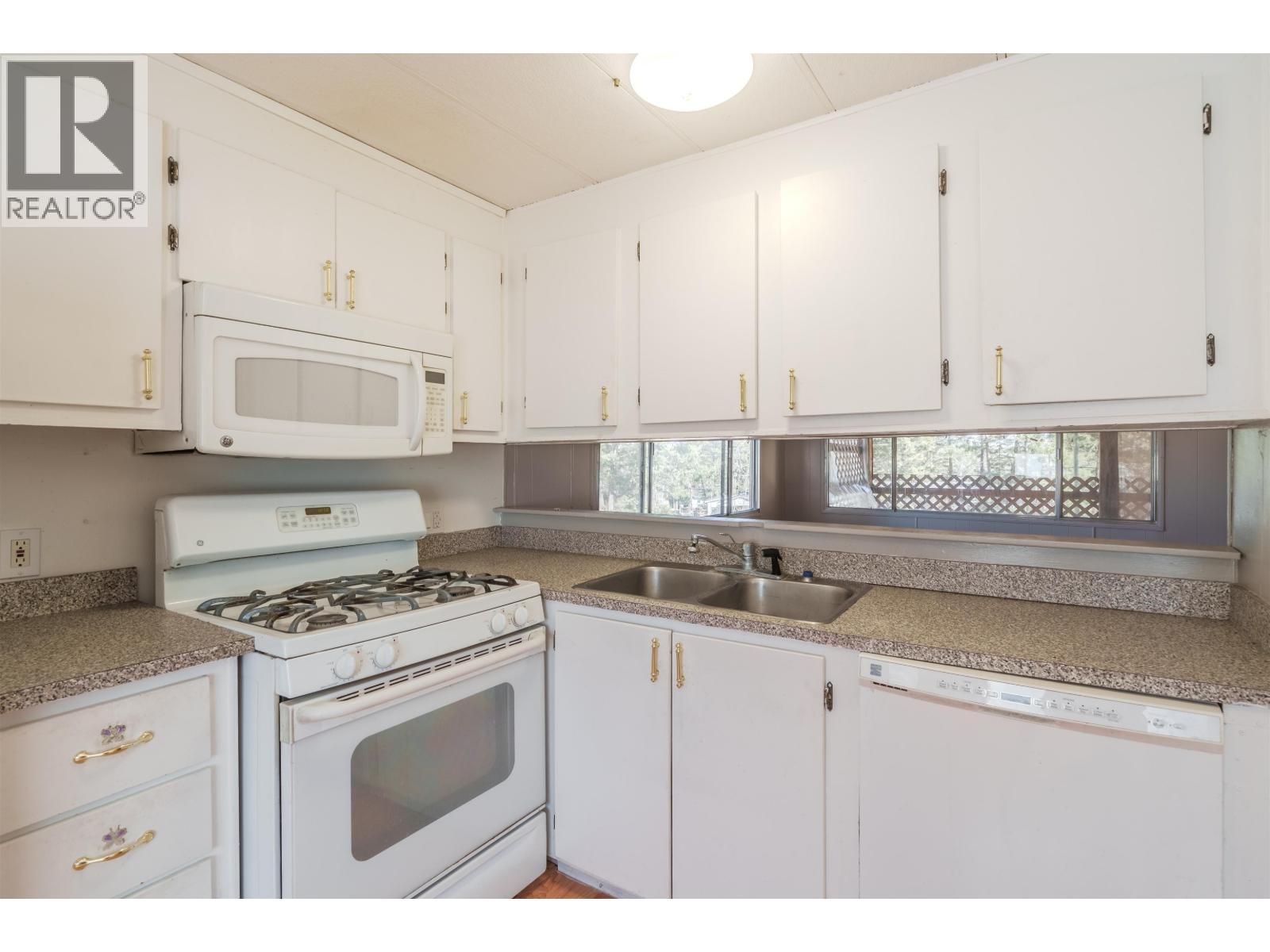 5469 SAUNDERS CRESCENT - 4