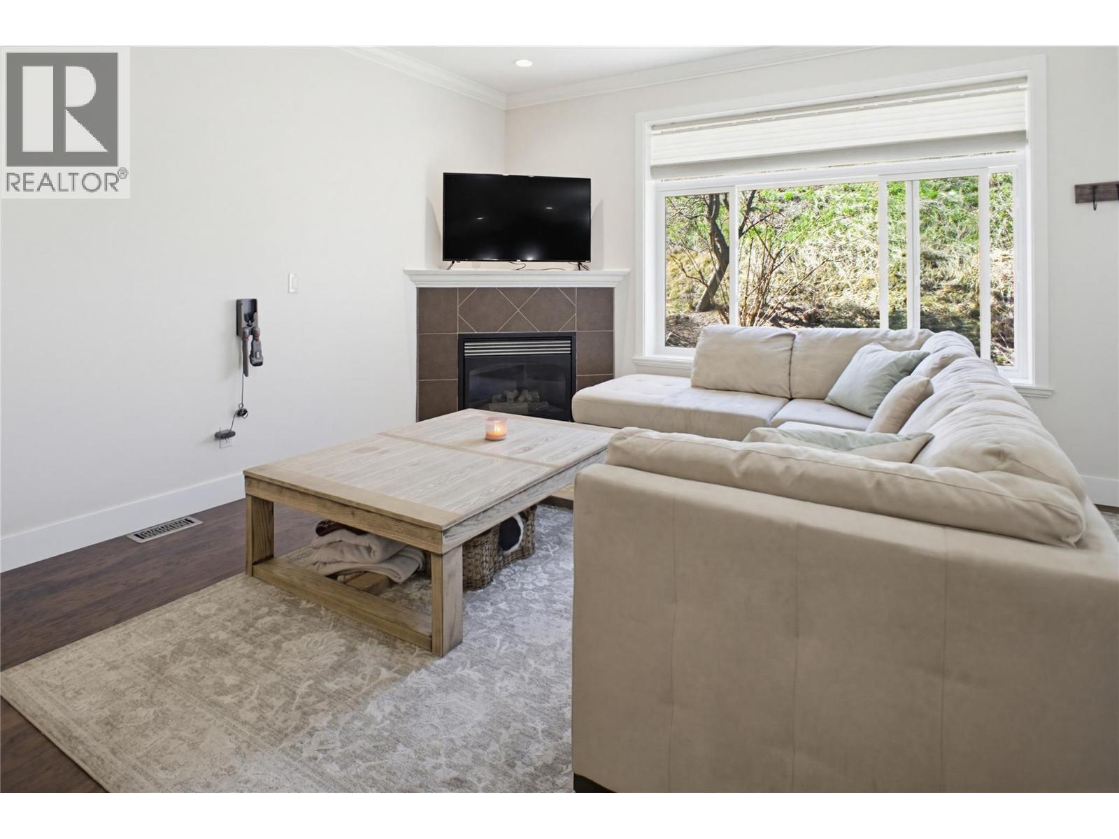 #6 2046 ROBSON Place - 6