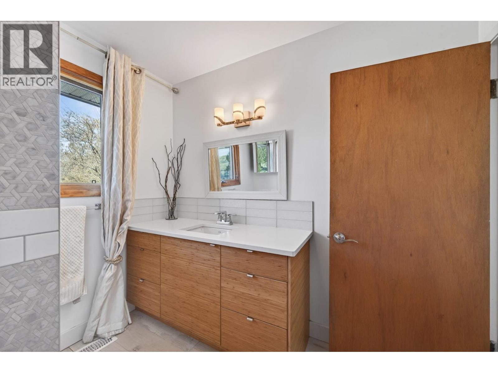 1034 LAROQUE STREET - 10