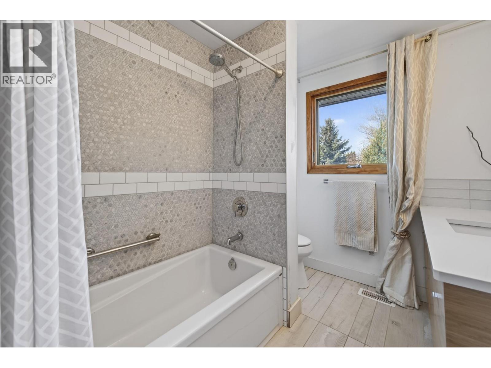 1034 LAROQUE STREET - 11