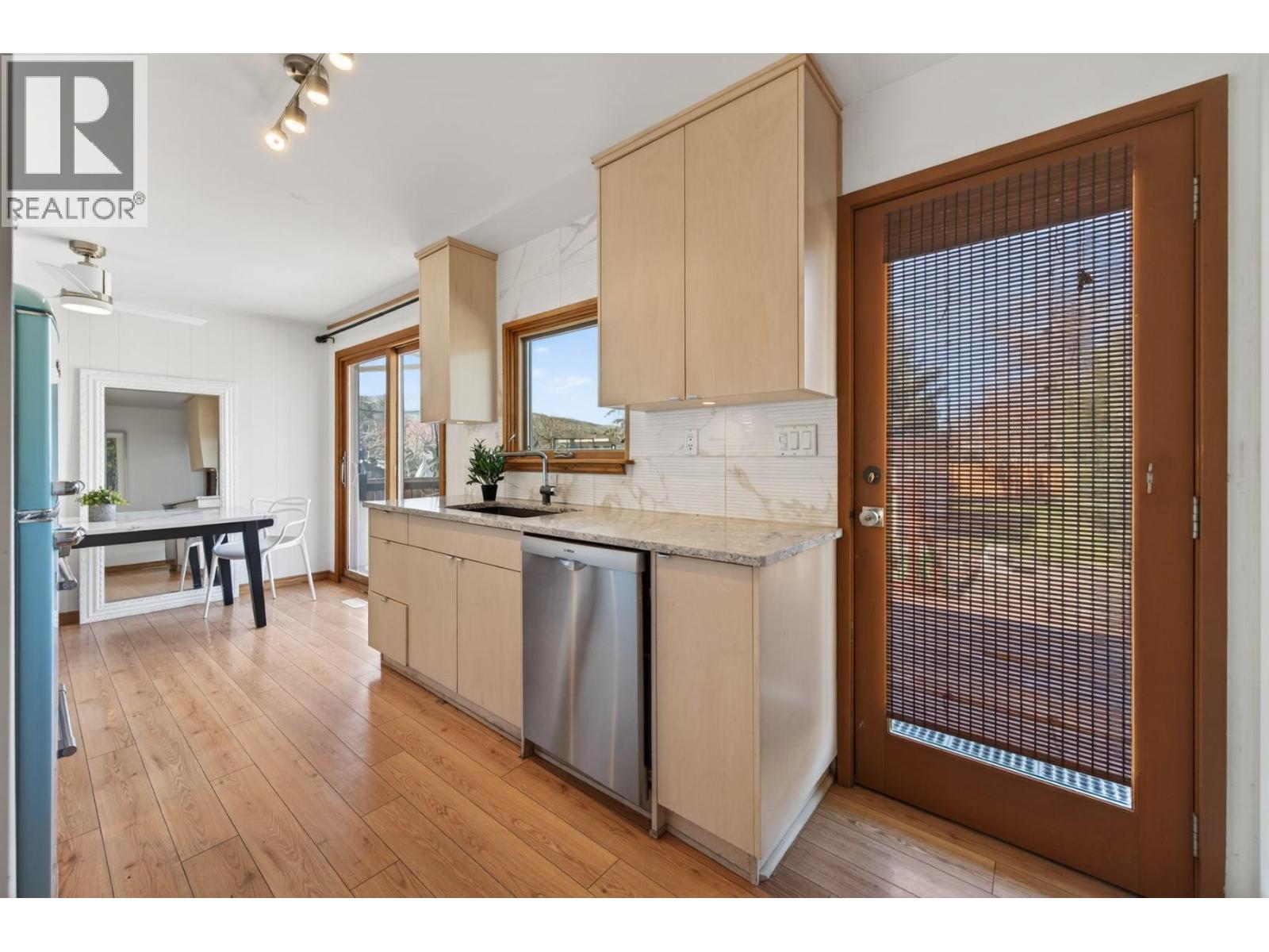 1034 LAROQUE STREET - 6