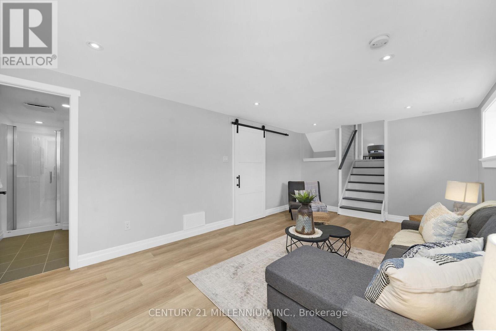 27 DUNDAS STREET W - 26