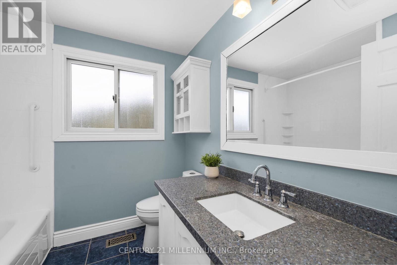 27 DUNDAS STREET W - 23
