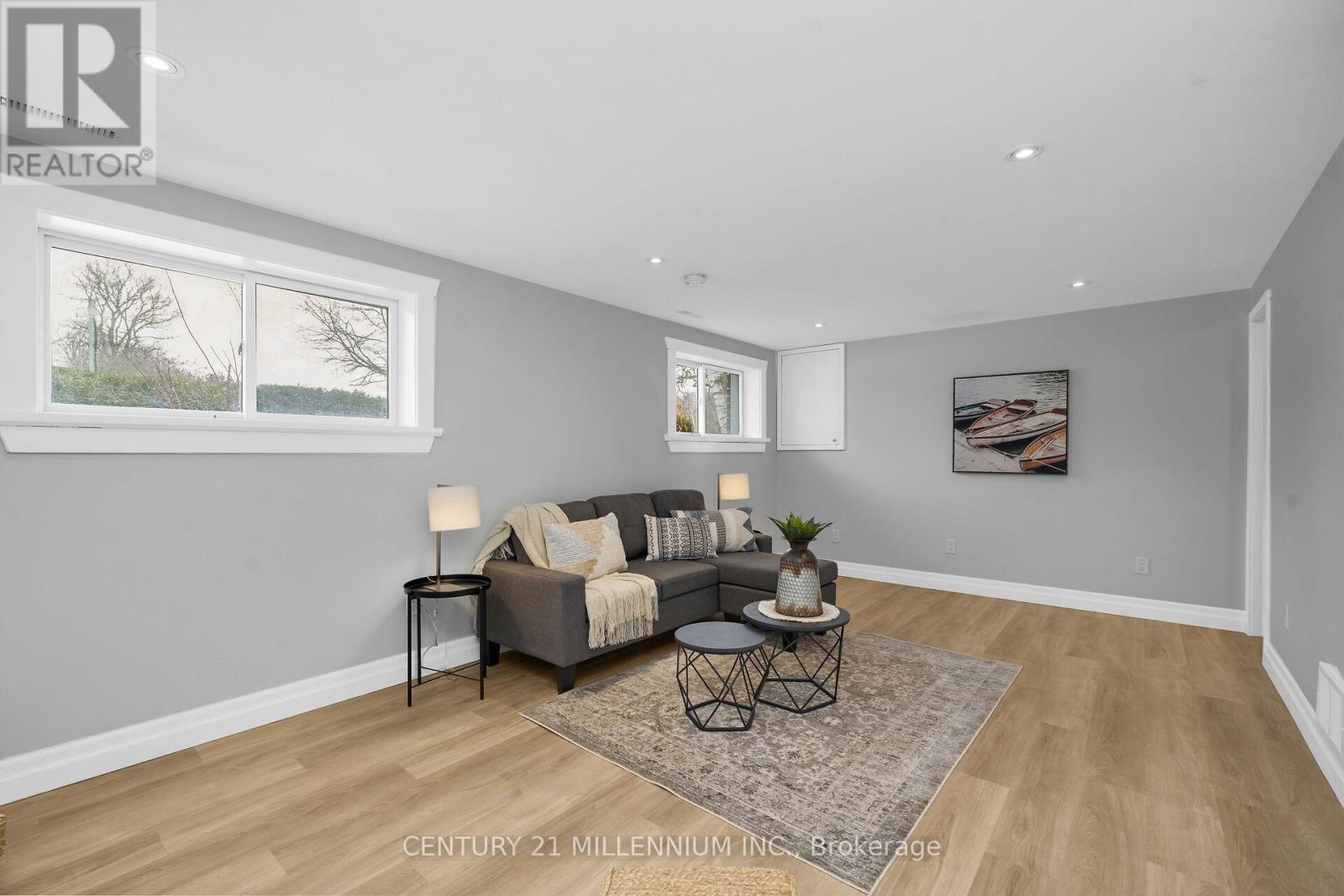 27 DUNDAS STREET W - 27