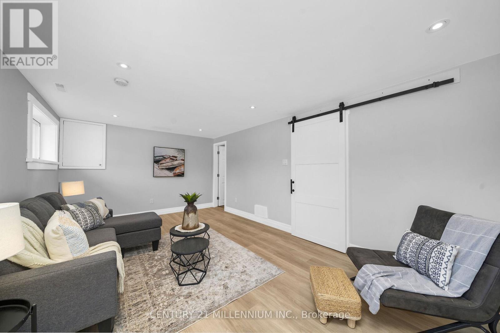 27 DUNDAS STREET W - 24