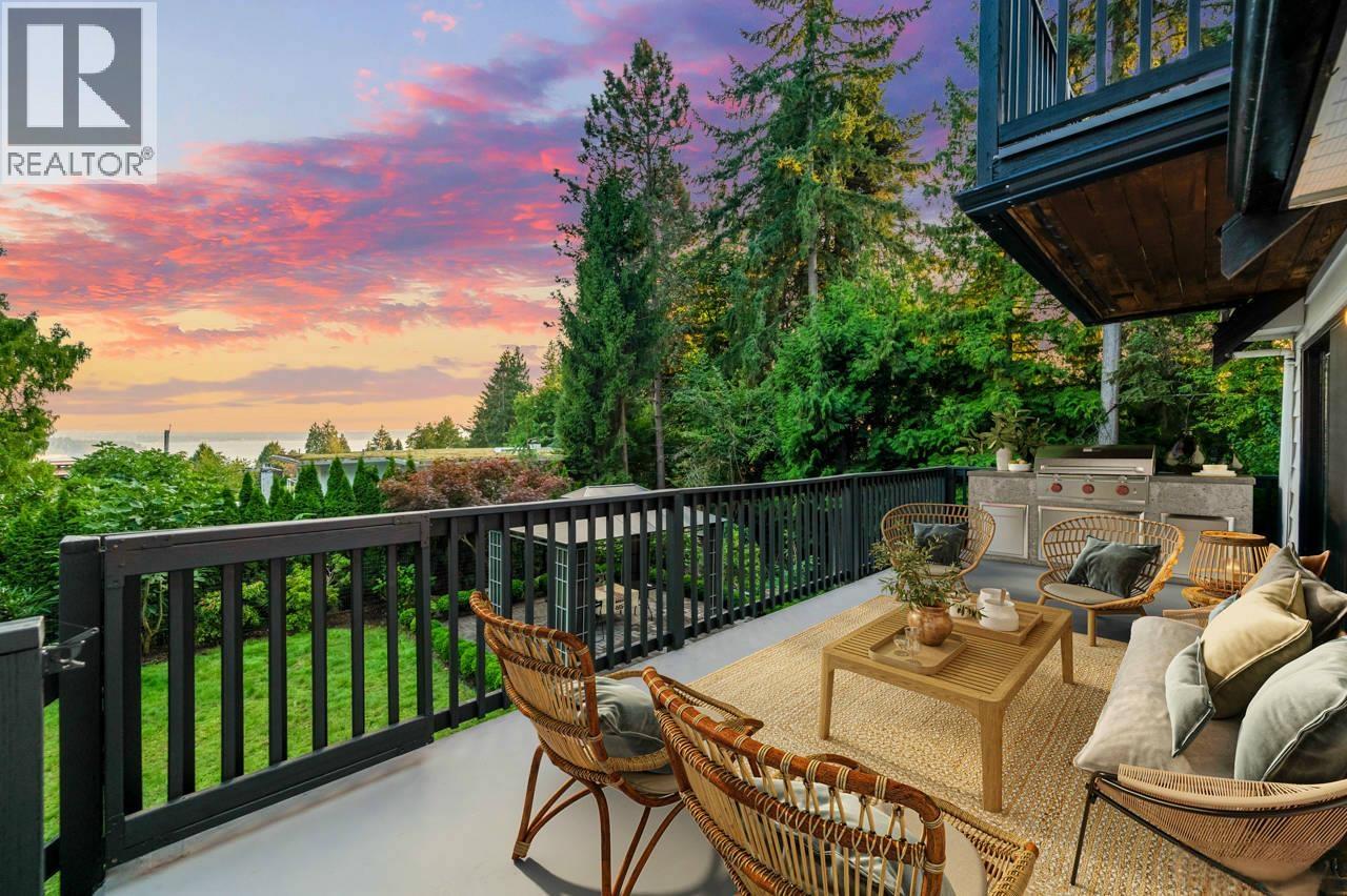 1550 PALMERSTON AVENUE, West Vancouver