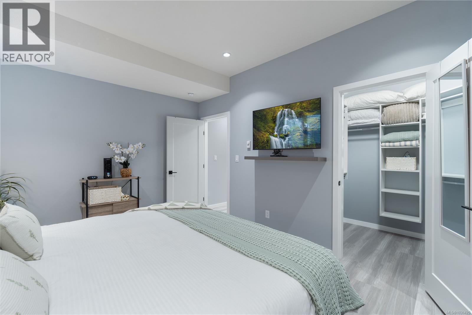 104 GOLDEN VIEW DR - 85