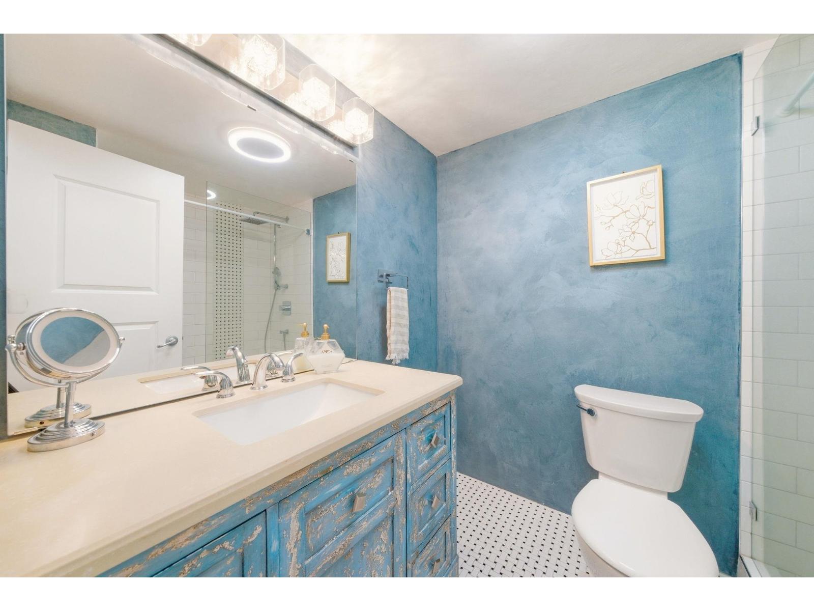 301 1381 MARTIN STREET, White Rock