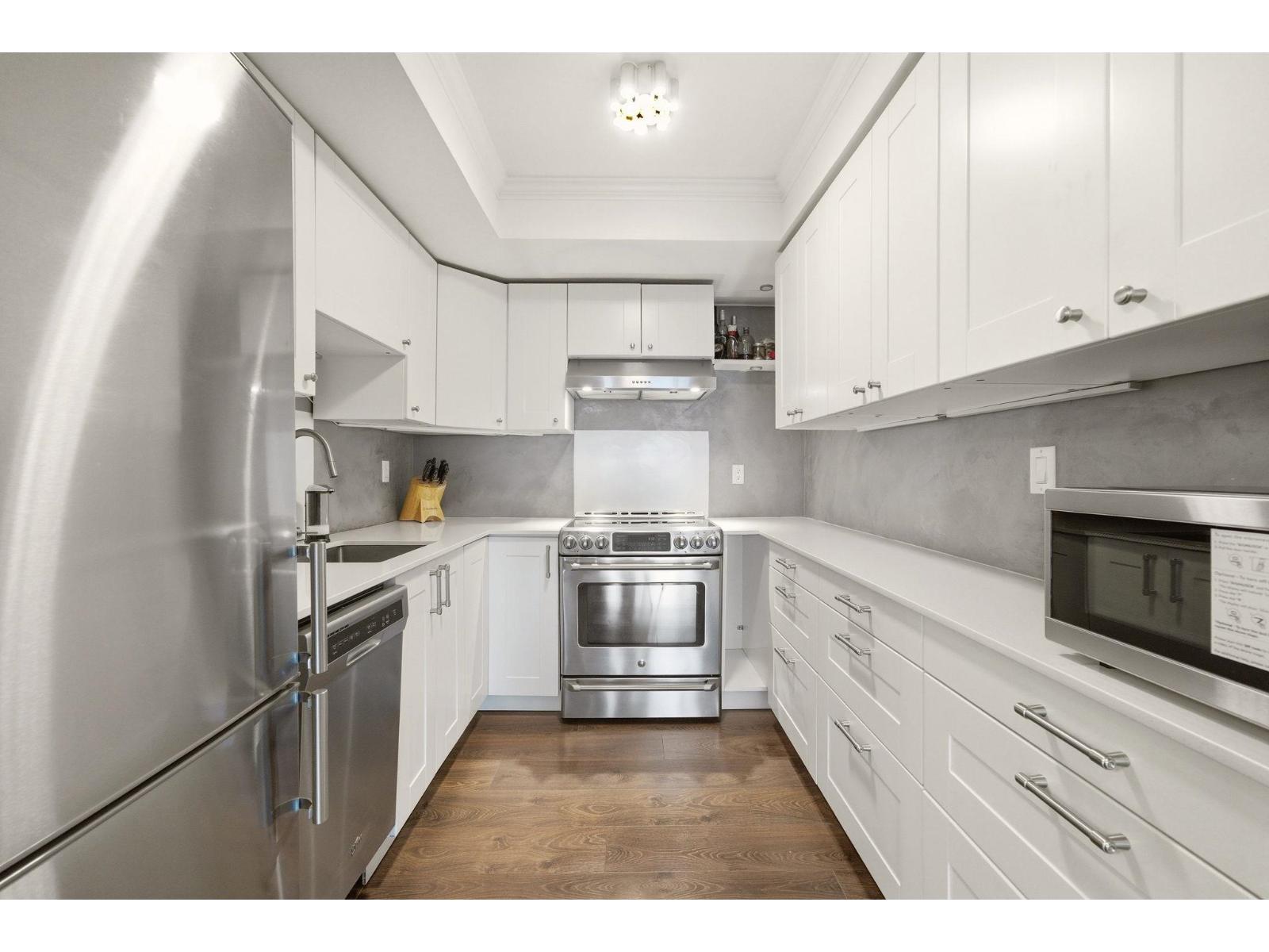 301 1381 MARTIN STREET, White Rock