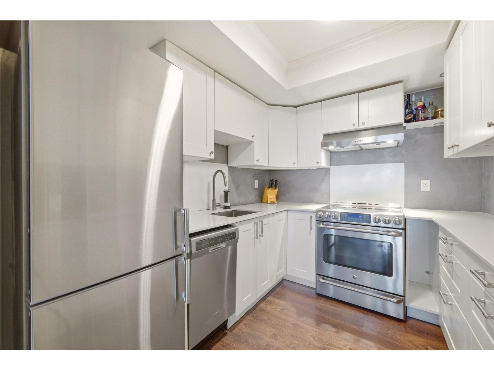 301 1381 MARTIN STREET, White Rock