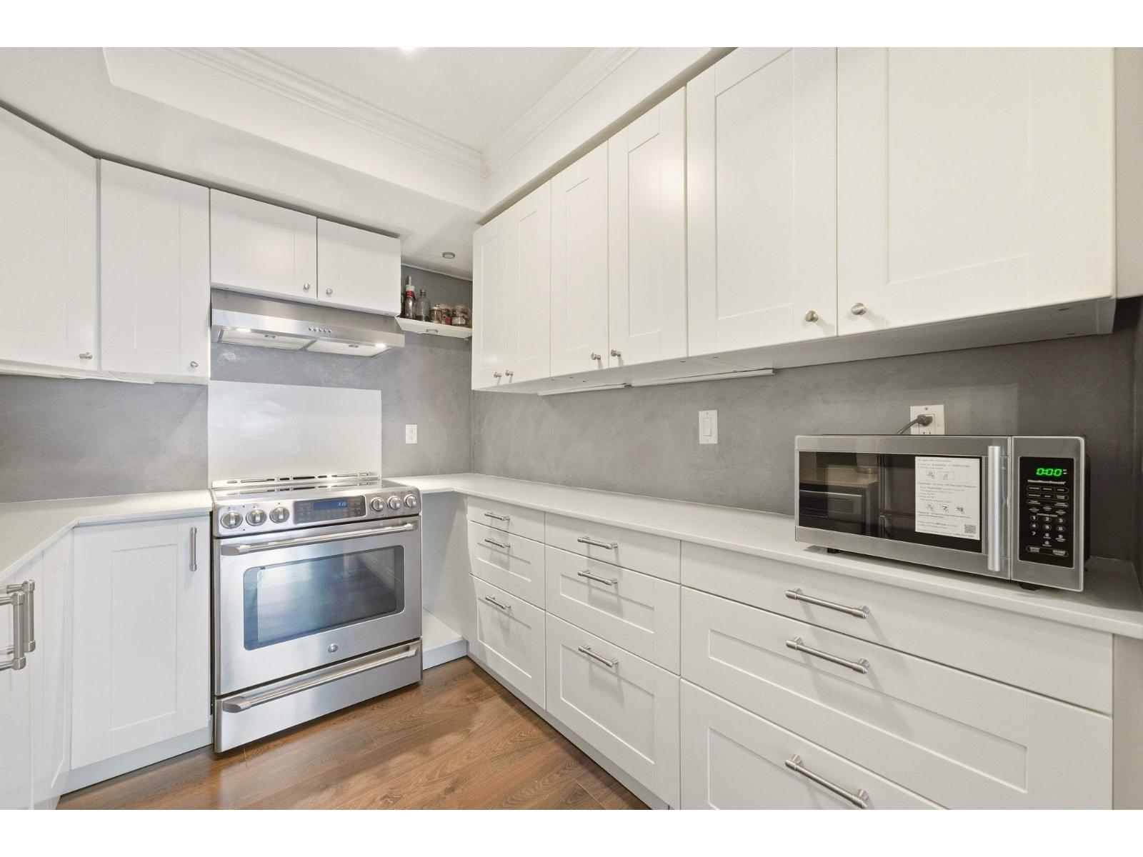 301 1381 MARTIN STREET, White Rock