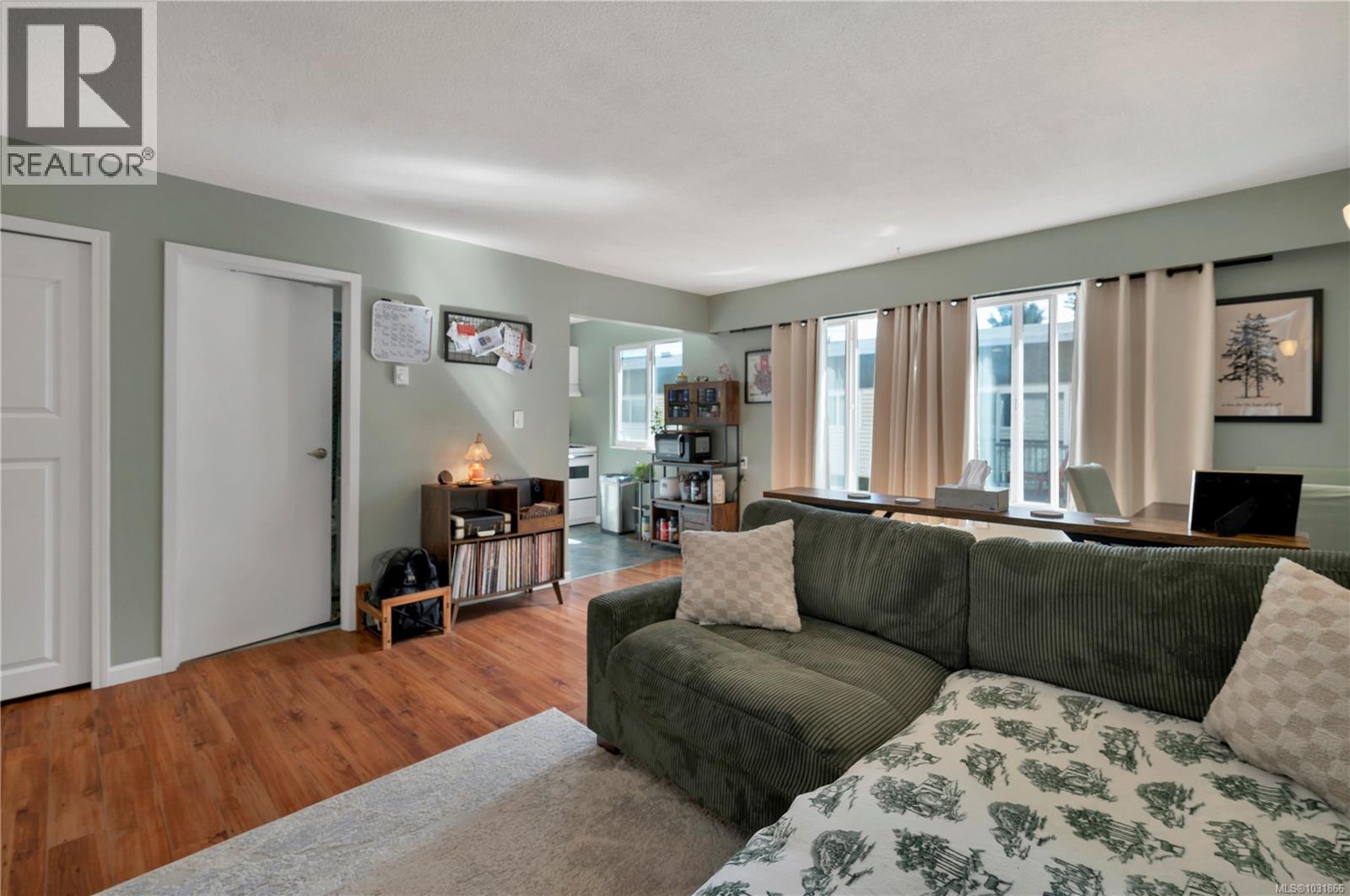 #38 940 ISLAND HWY S - 10