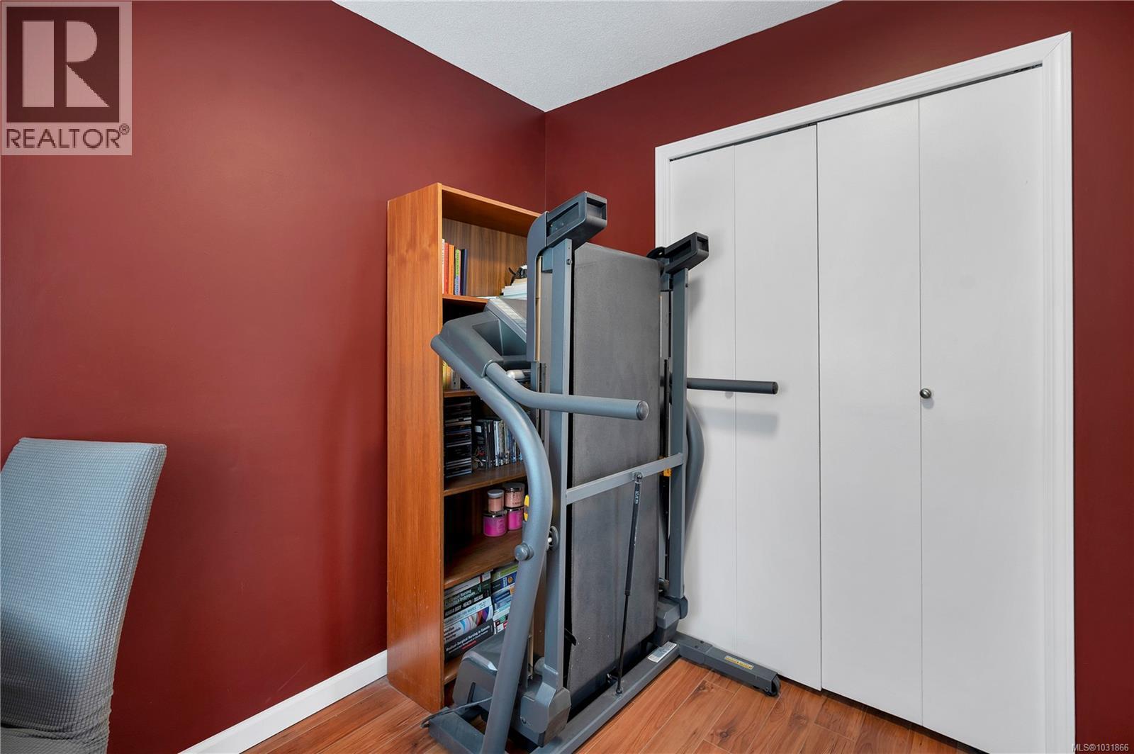 #38 940 ISLAND HWY S - 12