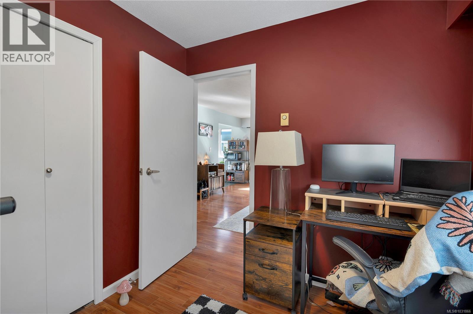 #38 940 ISLAND HWY S - 13