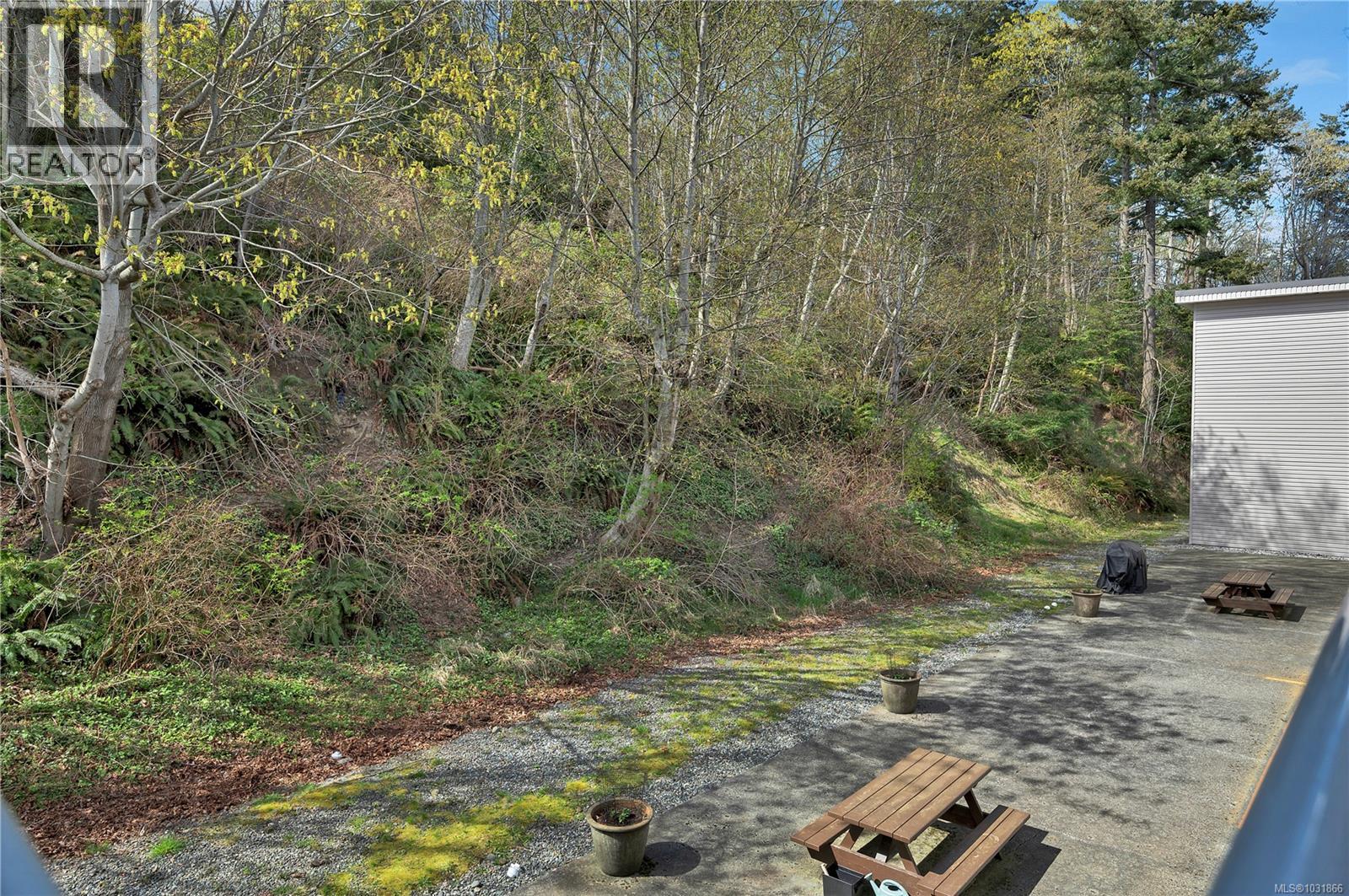 #38 940 ISLAND HWY S - 20