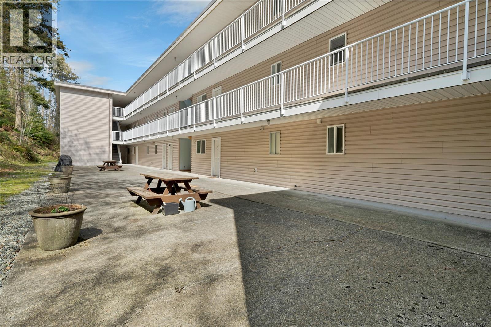 #38 940 ISLAND Hwy S - 21
