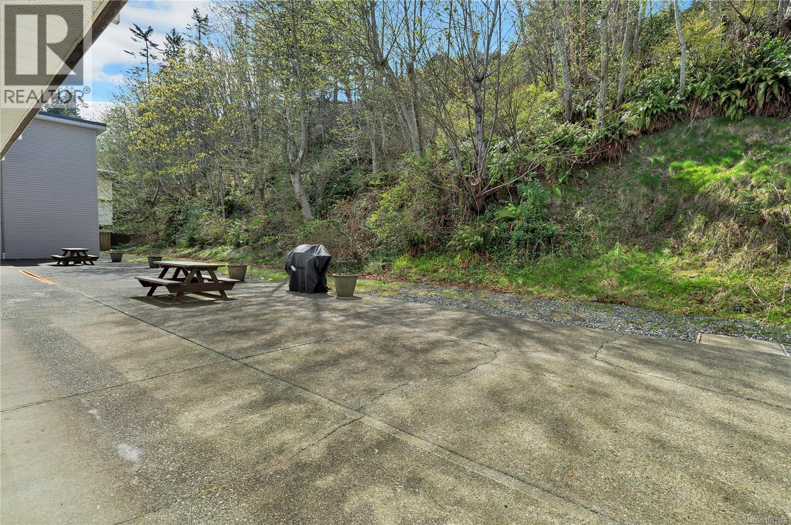 #38 940 ISLAND HWY S - 23