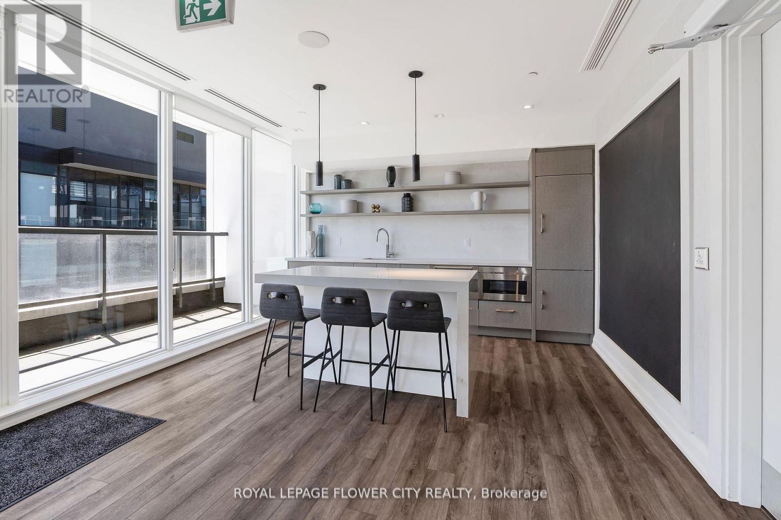 #907 212 KING WILLIAM STREET S - 32