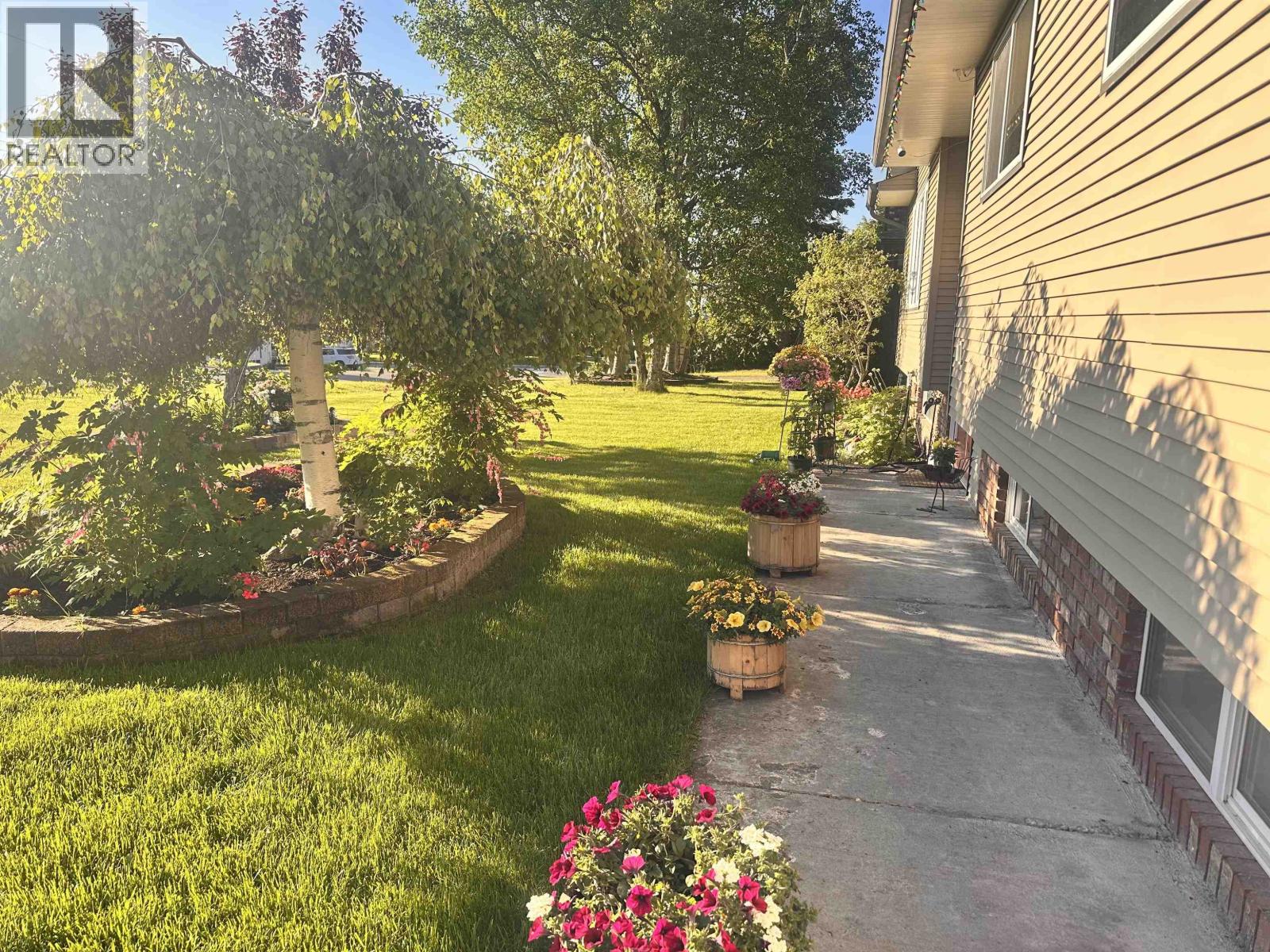 3187 WALLACE CRESCENT - 27