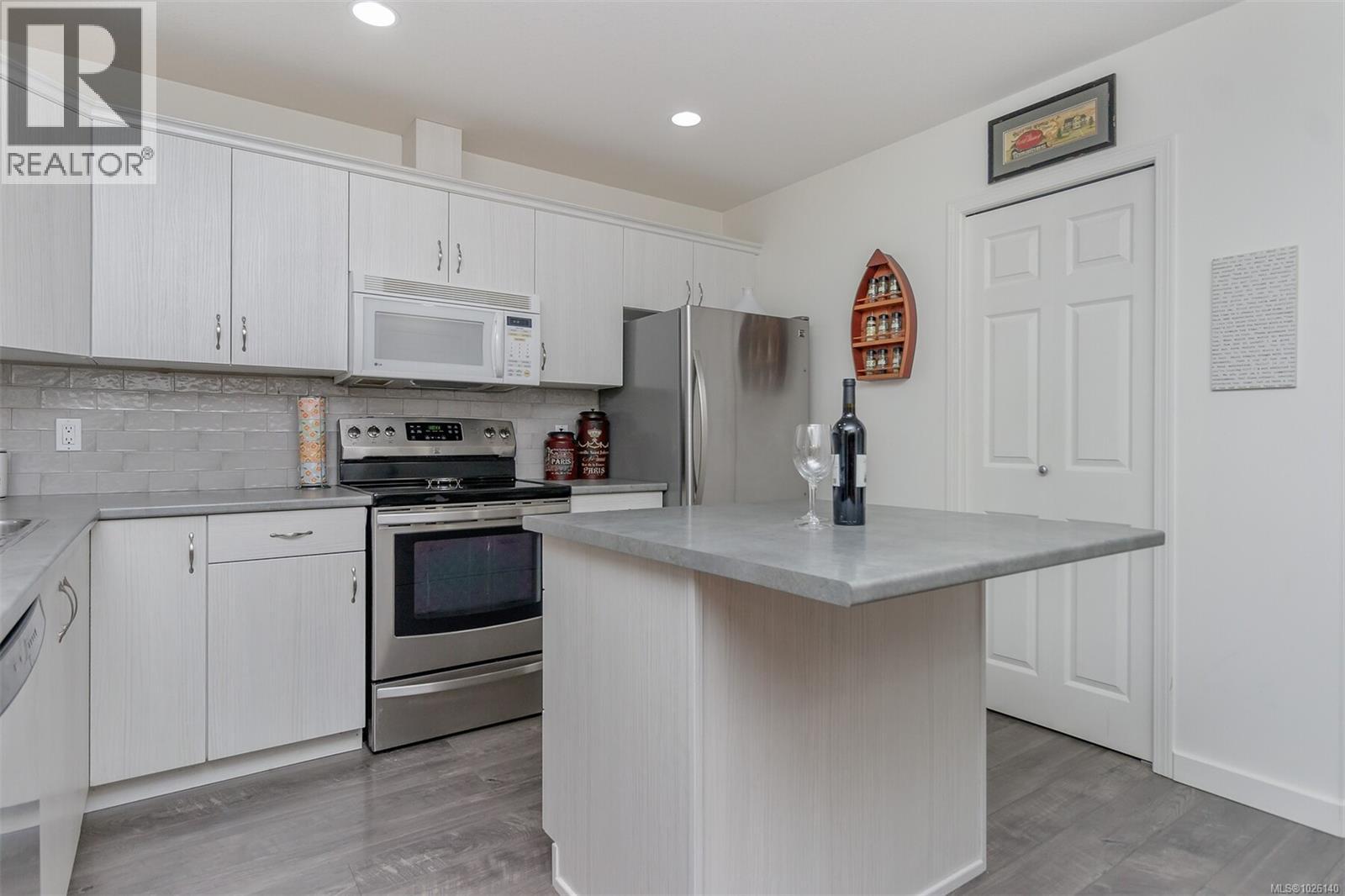 #10 332 Belaire St - 21