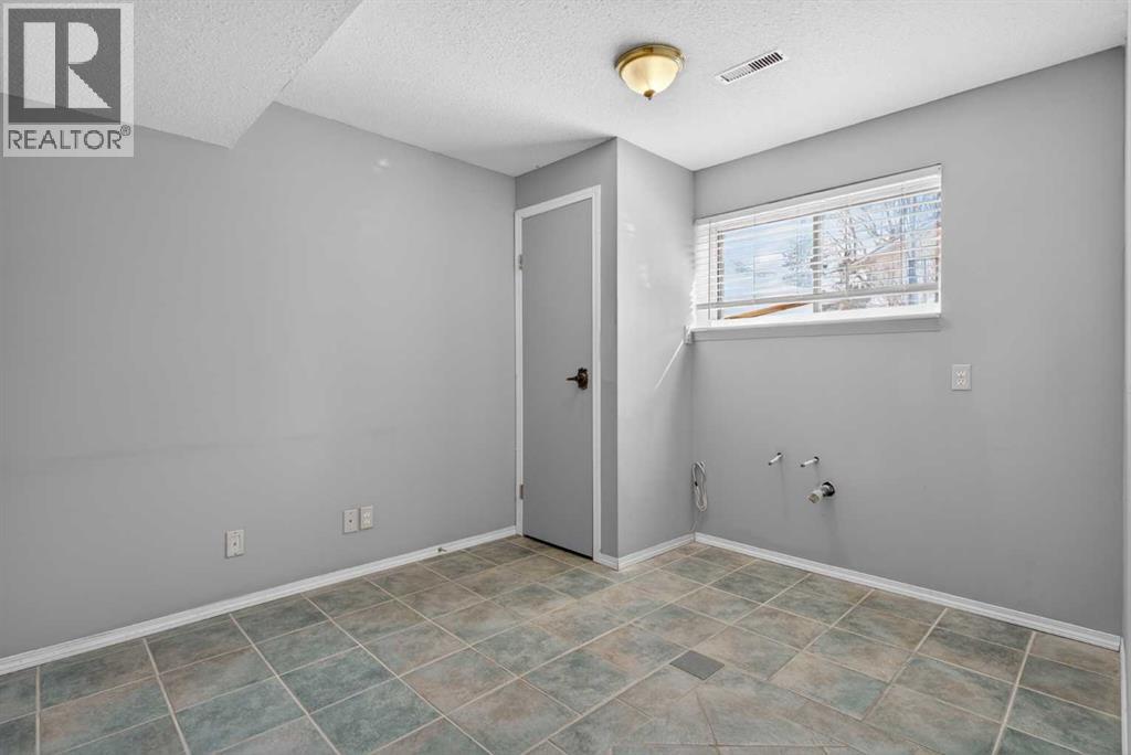 Single Family House Bi-level for Sale in  Fallingworth Court NE Falconridge Calgary 