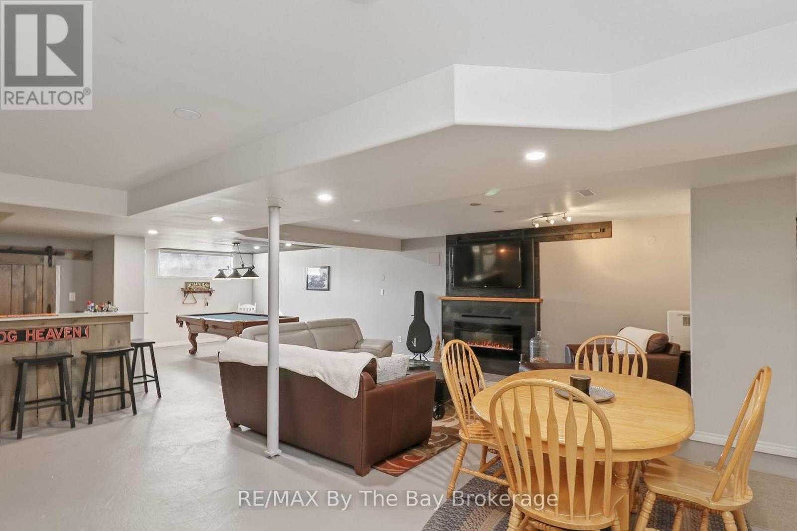 18 MAPLE DRIVE - 40