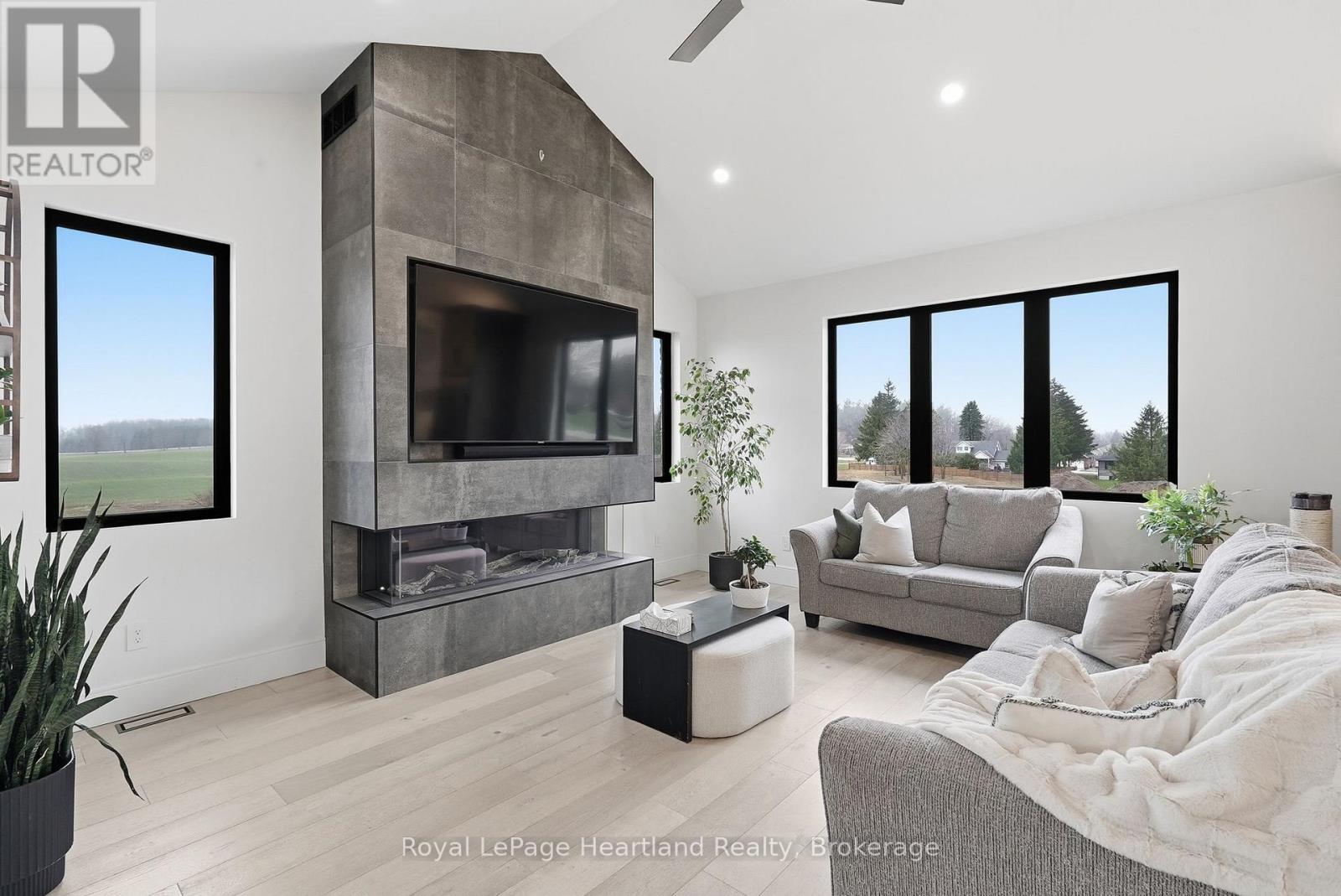 16 MINTO STREET S - 17