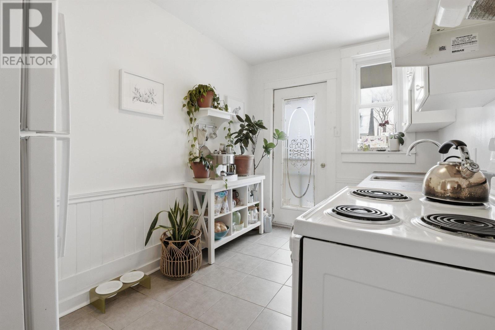 Property 15 of 17 of 2732 Gladstone Street