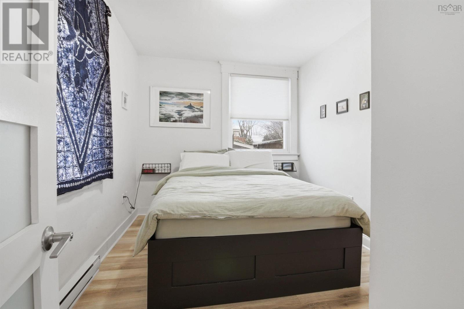 Property 16 of 17 of 2732 Gladstone Street