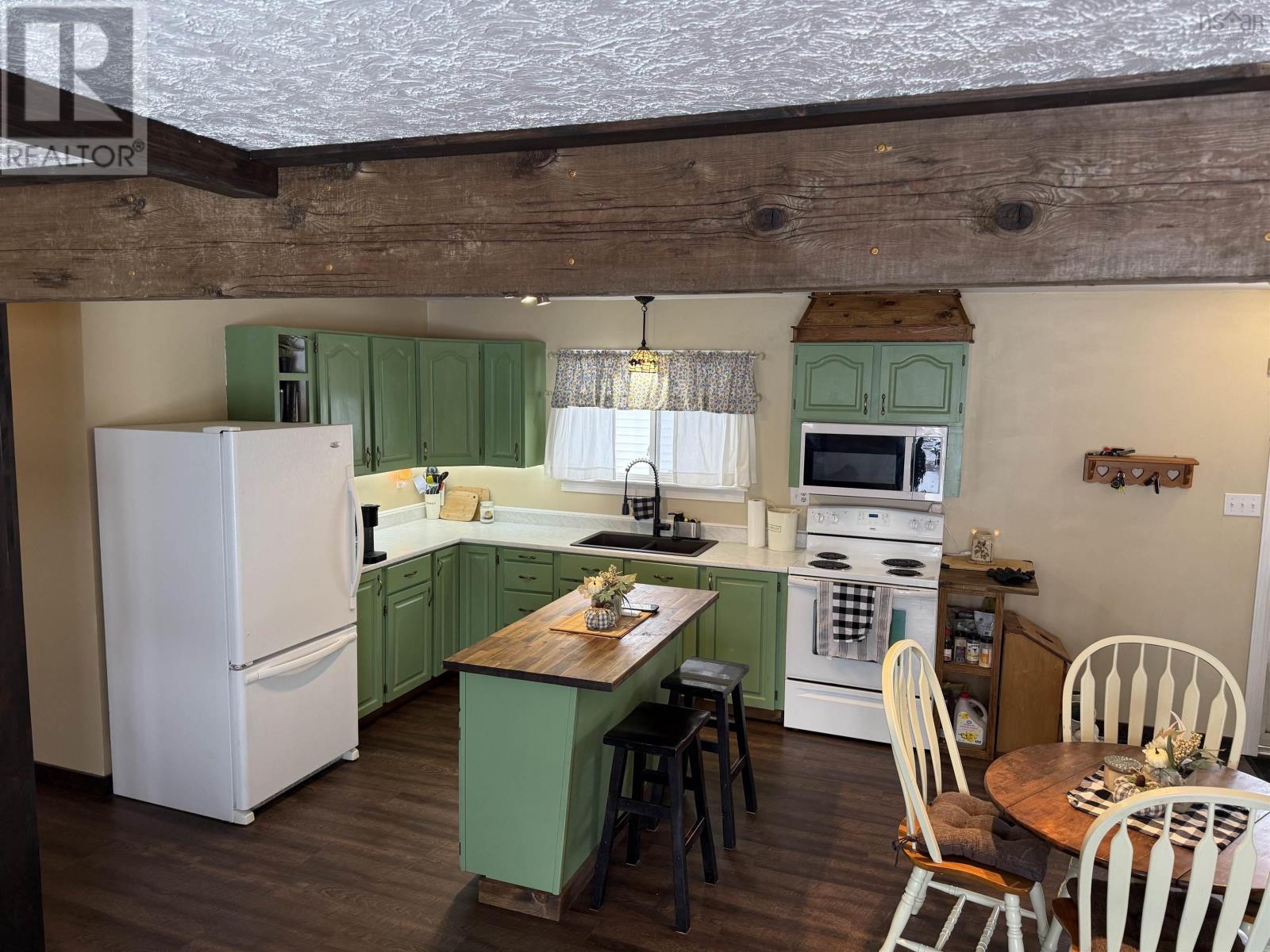 Property 11 of 39 of 1668 Mackay Street