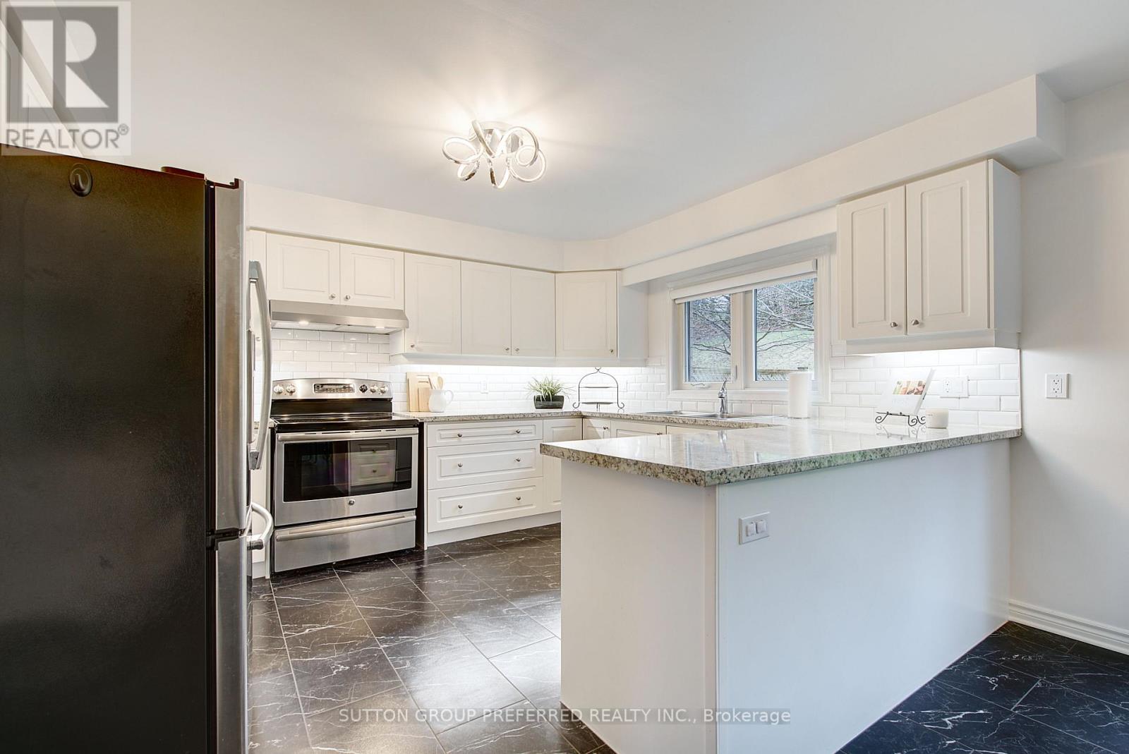 #20 270 NORTH CENTRE ROAD - 16