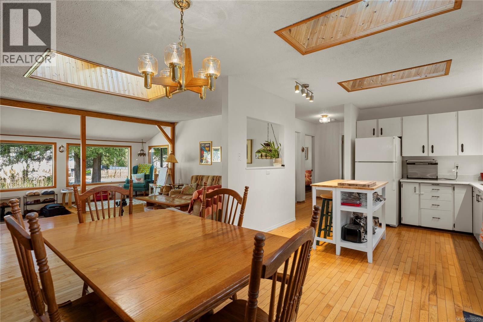 1817 MEADOWLARK CRES - 16