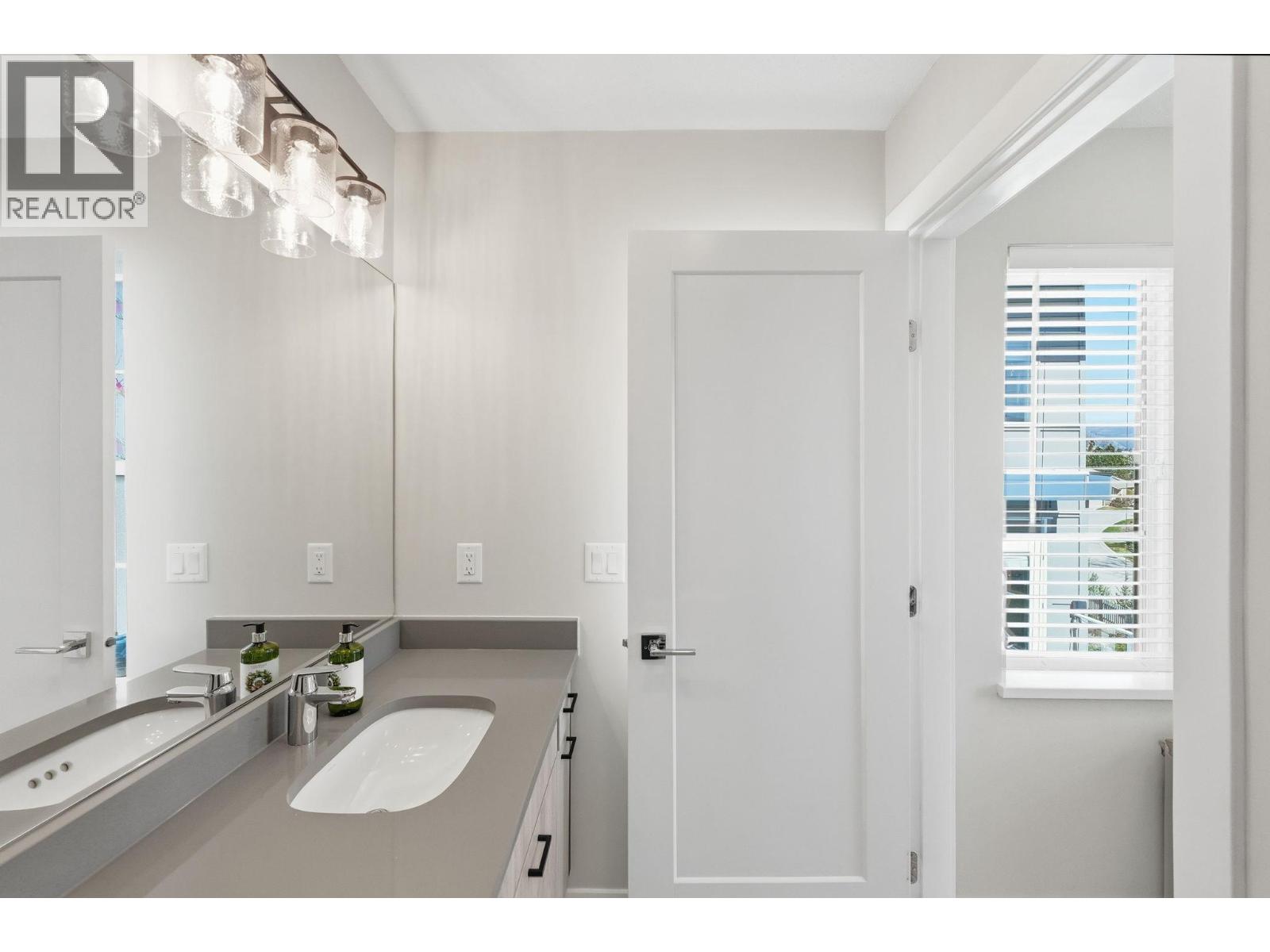 #140 4025 Gellatly Road S - 17