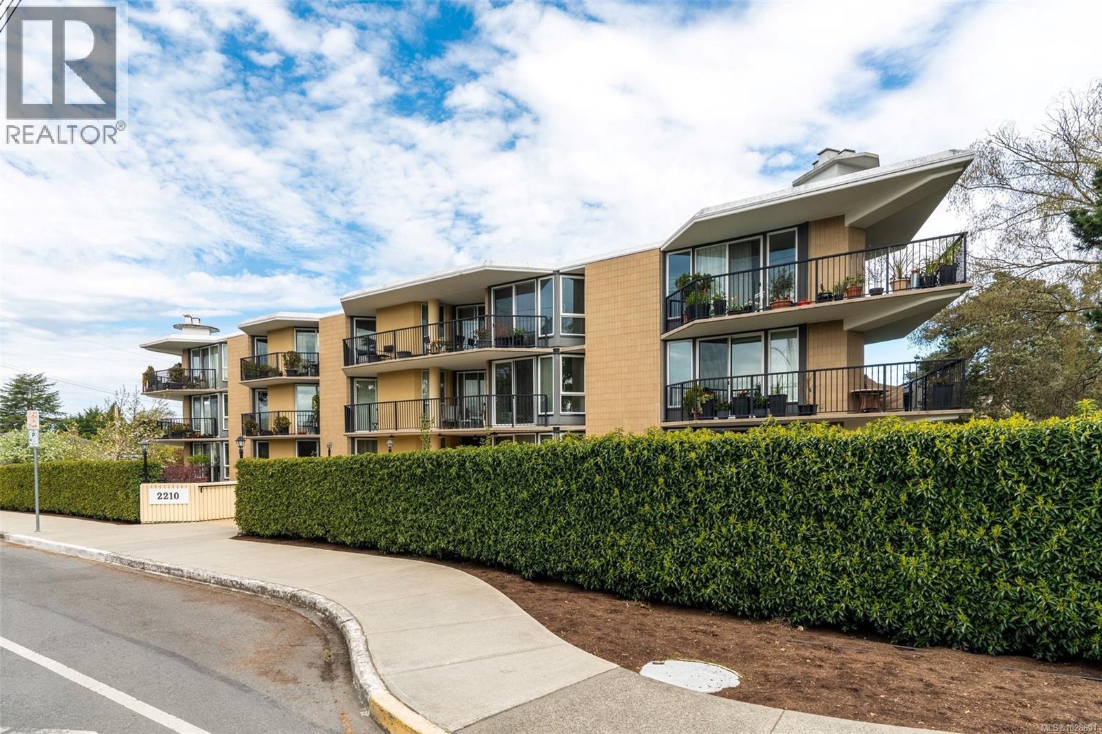 401 2210 Cadboro Bay Road, Oak Bay