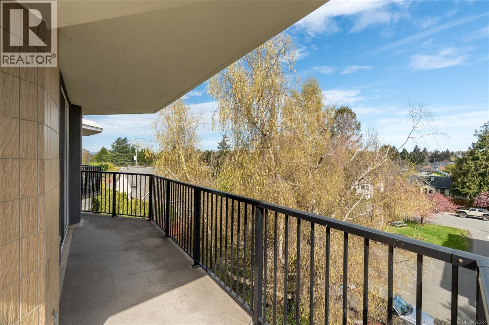 #401 2210 Cadboro Bay Rd - 10