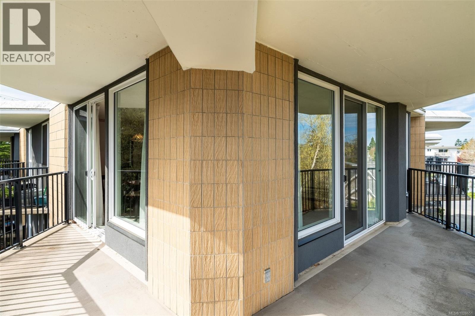 #401 2210 CADBORO BAY RD - 11