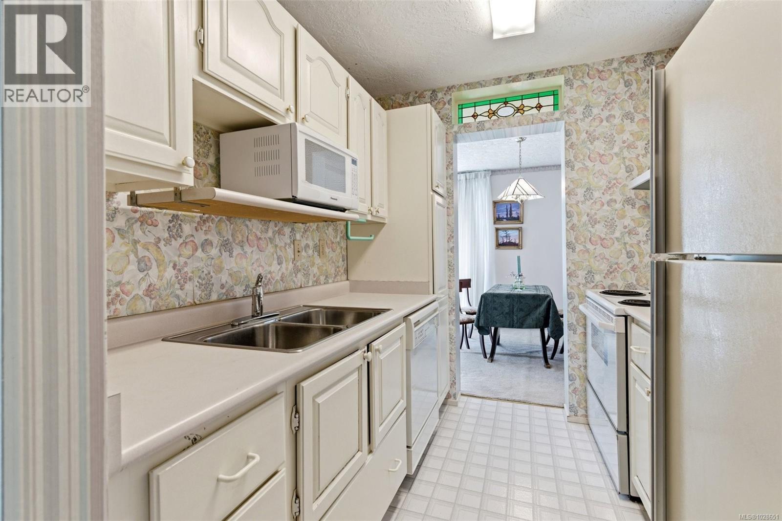 #401 2210 CADBORO BAY RD - 16