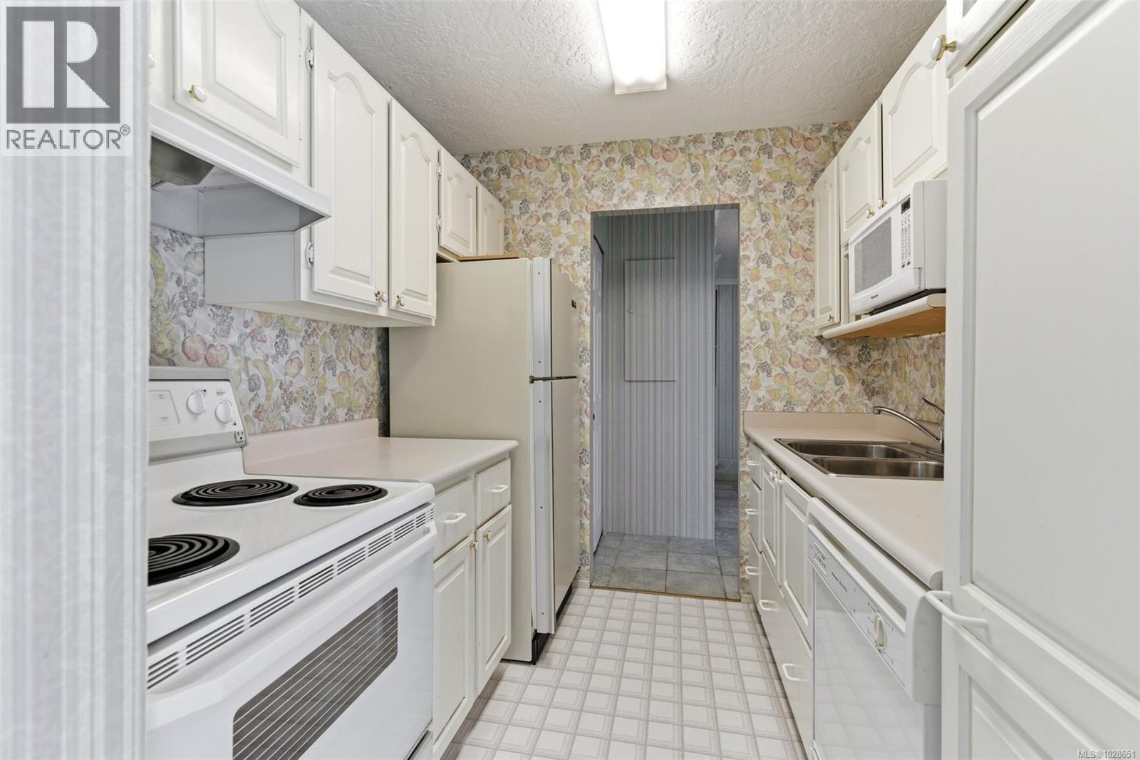 #401 2210 CADBORO BAY RD - 17