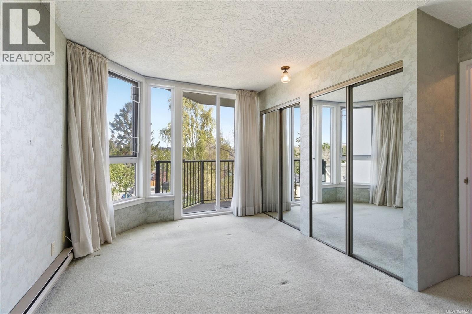 #401 2210 CADBORO BAY RD - 18