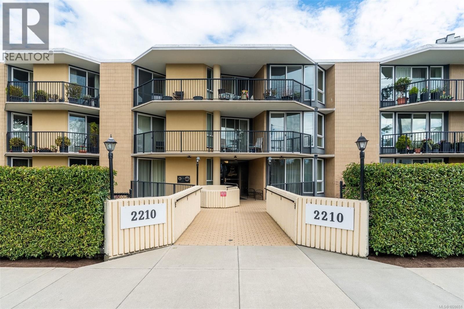 #401 2210 Cadboro Bay Rd - 2