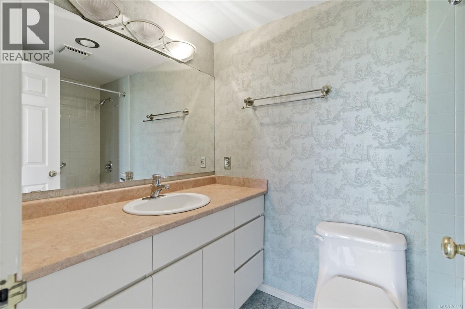 #401 2210 Cadboro Bay Rd - 20