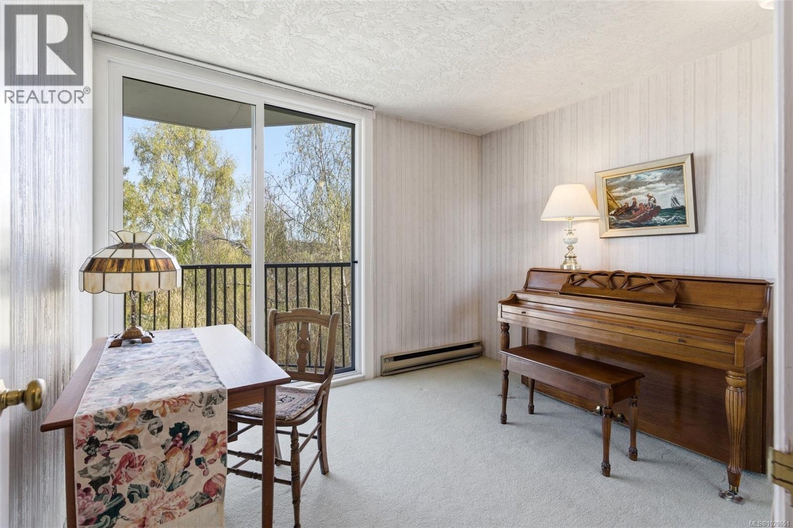 #401 2210 CADBORO BAY RD - 22