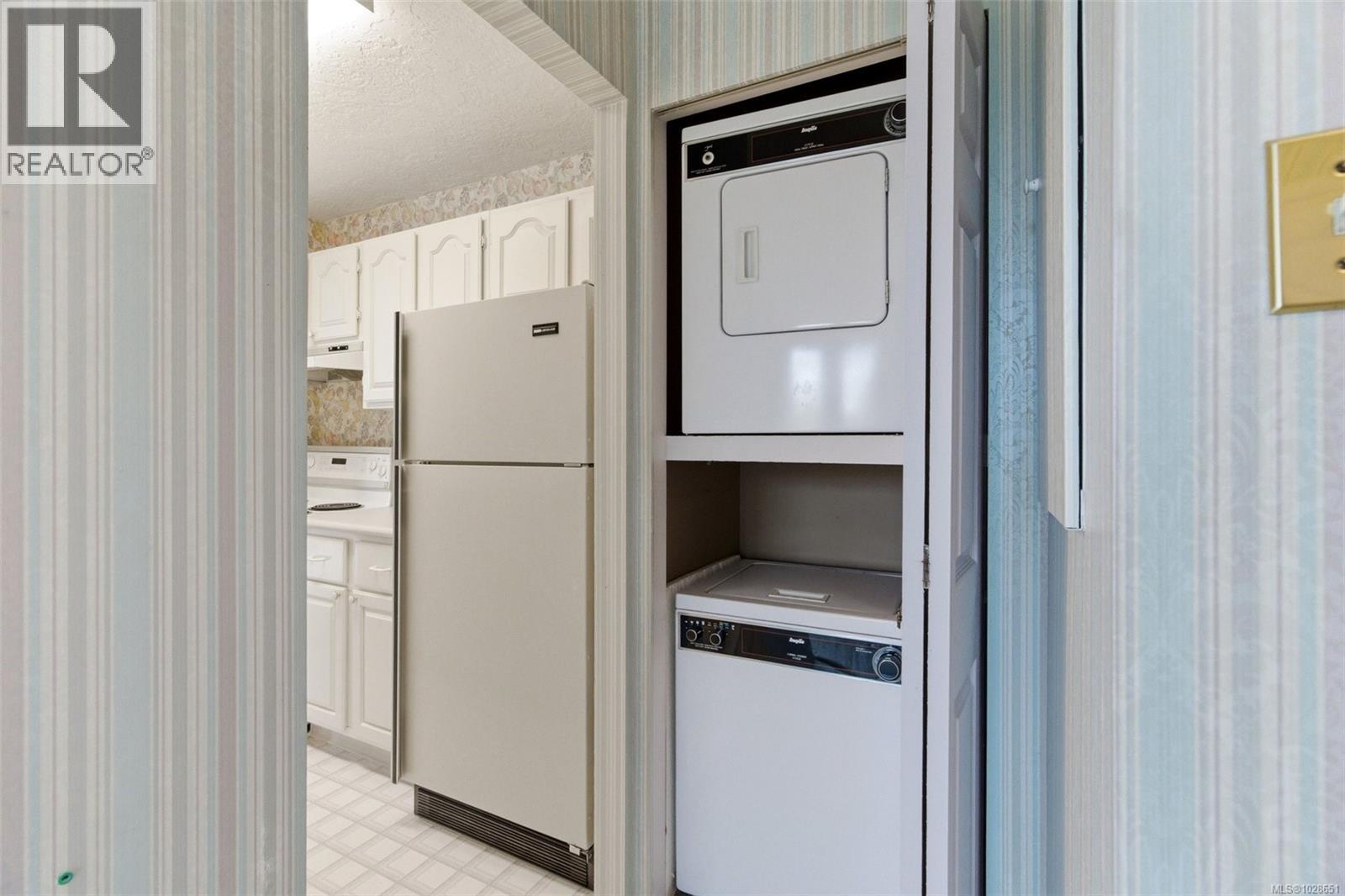 #401 2210 CADBORO BAY RD - 23