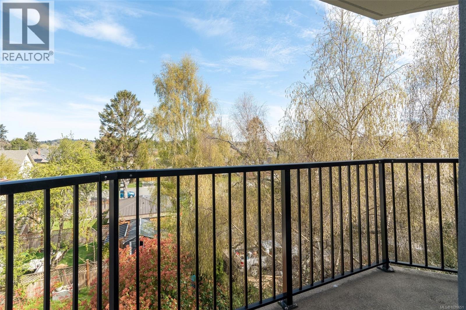 #401 2210 CADBORO BAY RD - 24