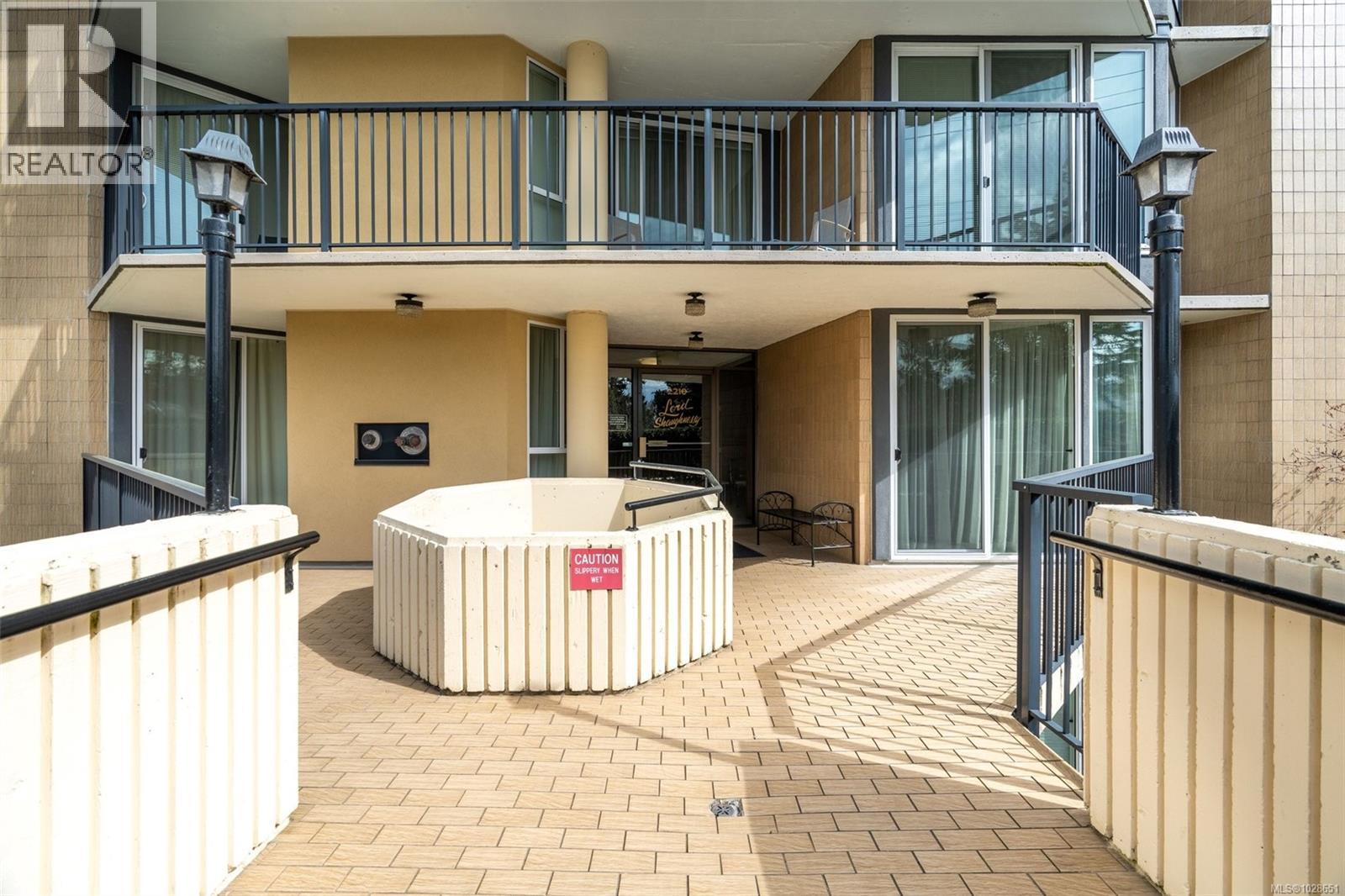 #401 2210 Cadboro Bay Rd - 27