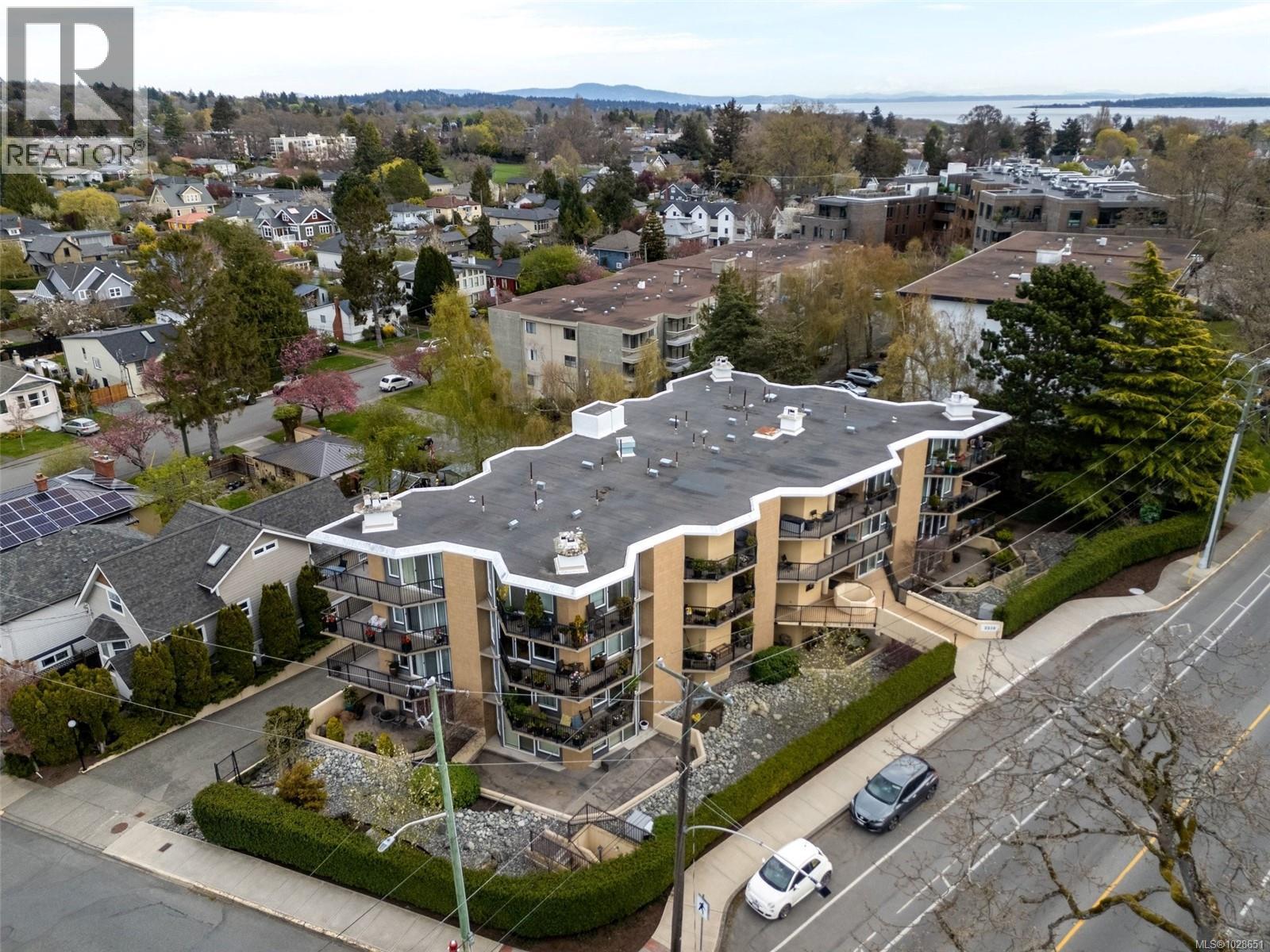 #401 2210 CADBORO BAY RD - 35